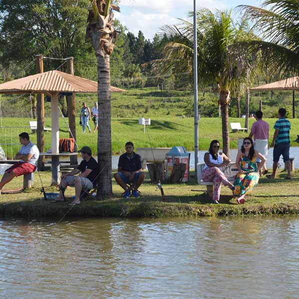 Jachie Tequila anima a tarde de domingo no Pesqueiro Dona Maria