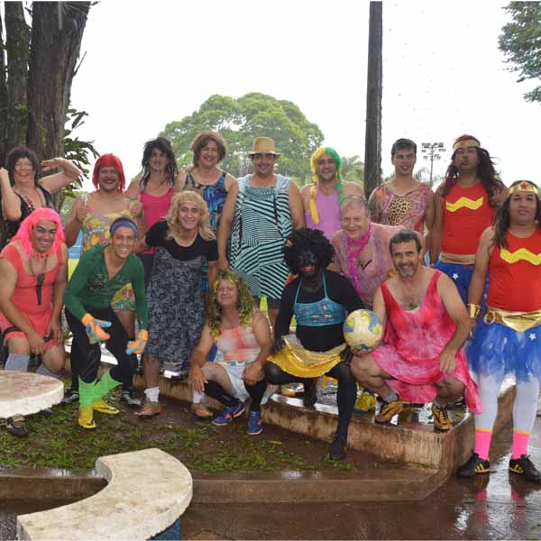 Jogadores vestem roupas femininas para irem à campo no PTC