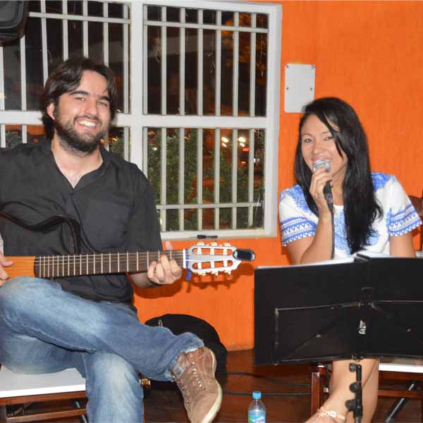 Lilian Veloso & Tiago Abreu animam a galera da Dom Pepe Pizzaria