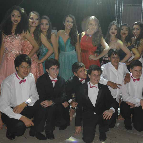 Alunos do Colégio Paraguaçu colam grau