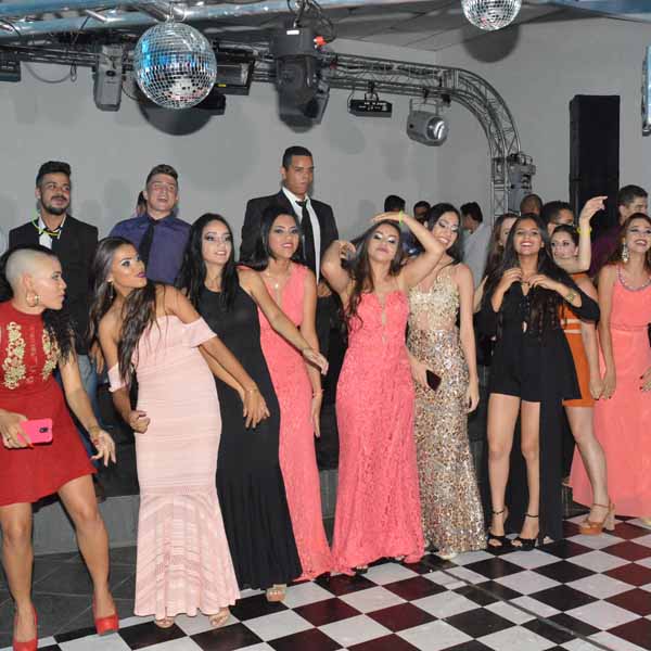 Alunos do 3º colegial da Escola Maria Angela comemoram colação de grau
