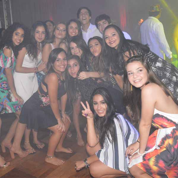 Alunos do 3º colegial da Escola MVC Objetivo comemoram colação de grau