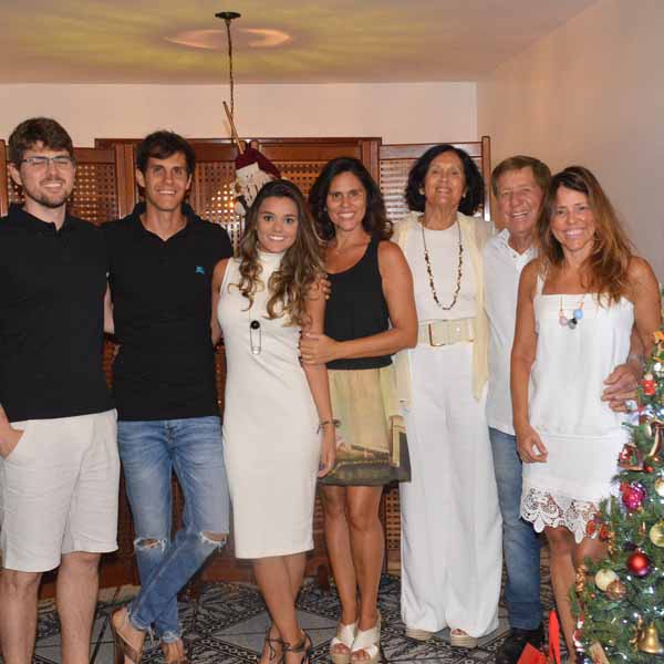 Famílias e amigos se reúnem à espera do Natal em Paraguaçu Paulista
