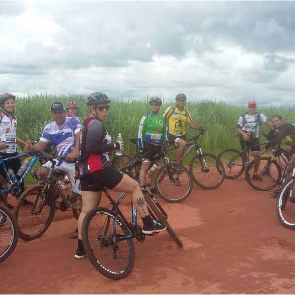 Equipe 'Sou + Bike' realiza trilha pela região e toma banho de cachoeira