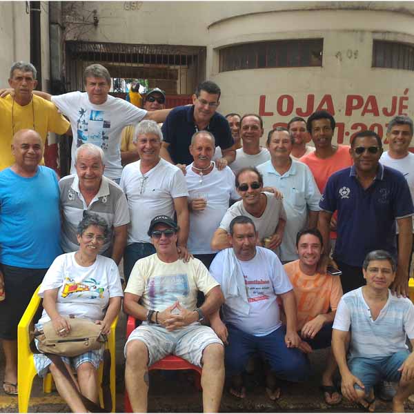 Amigos realizam confraternização na Lanchonete Dois Minutinhos