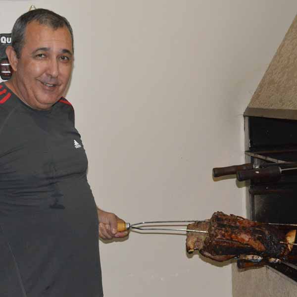 Normando recebe amigos e familiares para confraternização