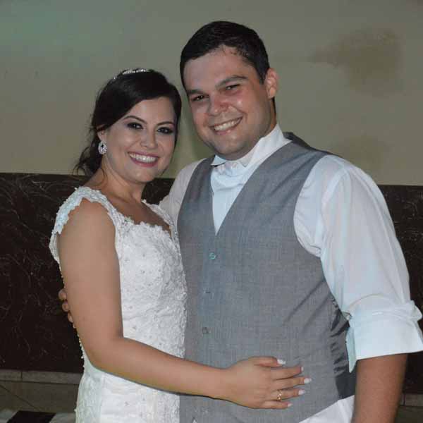 Natália e Thiago se únem pelo matrimônio e comemoram