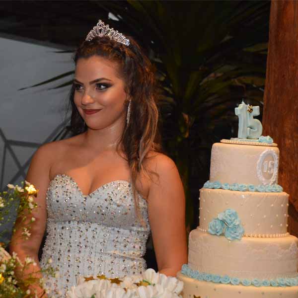 Letícia Vitoratto faz 15 anos e comemora com festa