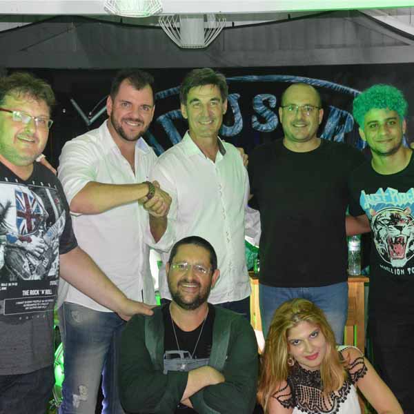 Gente bonita e alegre presencia apresentação da 'Indústria 80' na Luss Cervejaria