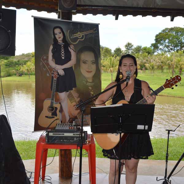 Jakeline Canevari anima a galera do Pesqueiro Dona Maria