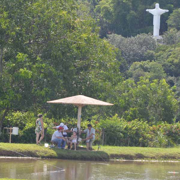 Cris Portes agita a tarde de domingo no Pesqueiro Dona Maria