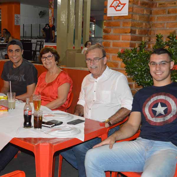 Com som ao vivo, galera saboreia a melhor pizza da região