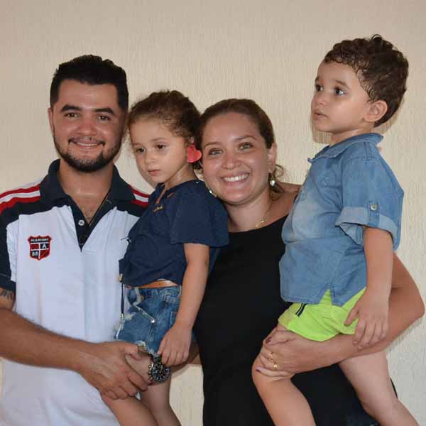 Gêmeos Giovanna e Gabriel apagam velinhas