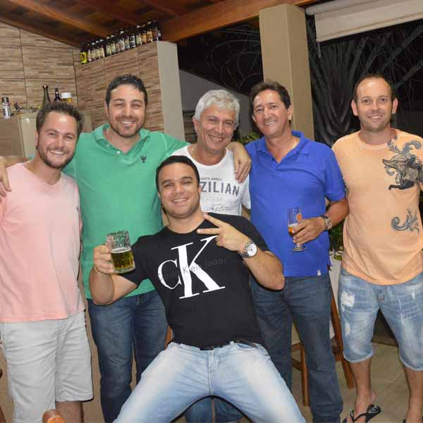 Fabiano Mendes reúne a galera para comemorar o seu aniversário