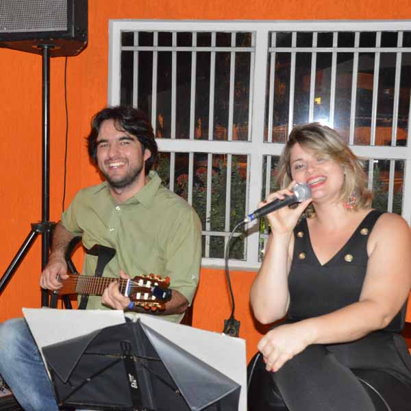 Tiago Abreu e Suelen Gomes animam a noite de sábado na Dom Pepe