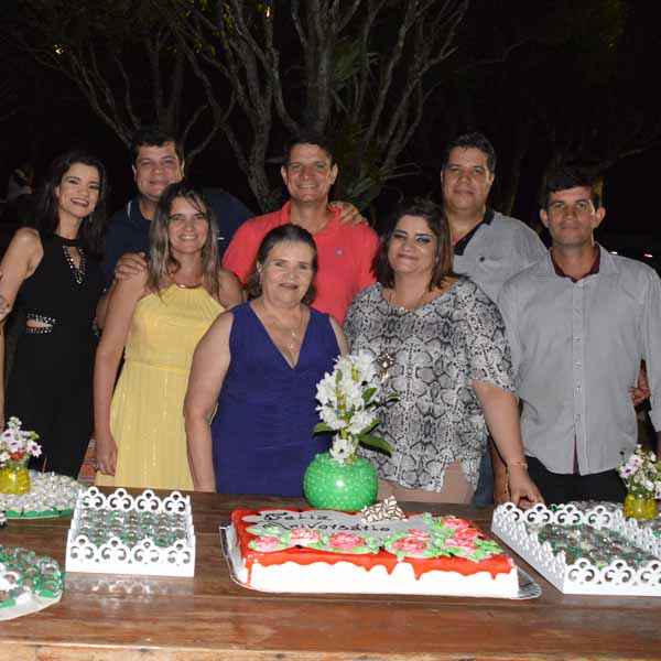 Idalina Montai celebra seus 70 anos ao lado de pessoas queridas