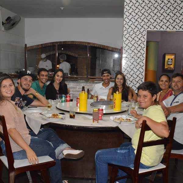 Galera aproveita a noite de sábado para saborer a melhor pizza da região