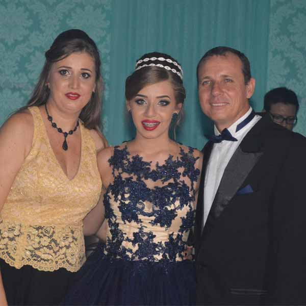Com linda festa, Jéssica Oliveira celebra os seus 15 anos