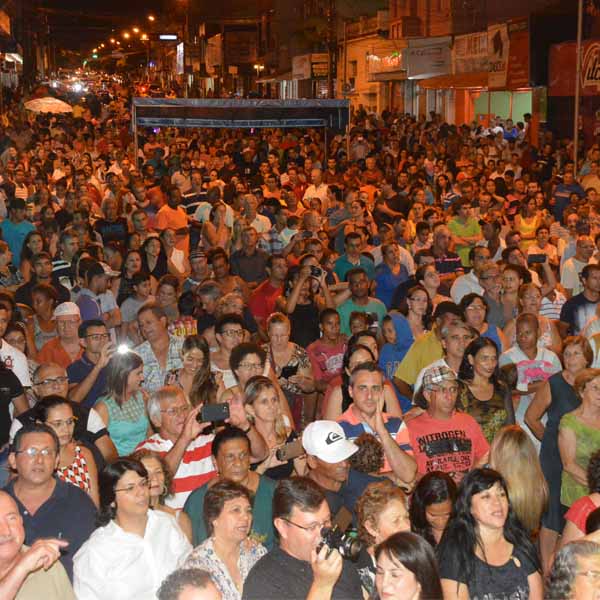 Irmãs Galvão animam a população em show especial