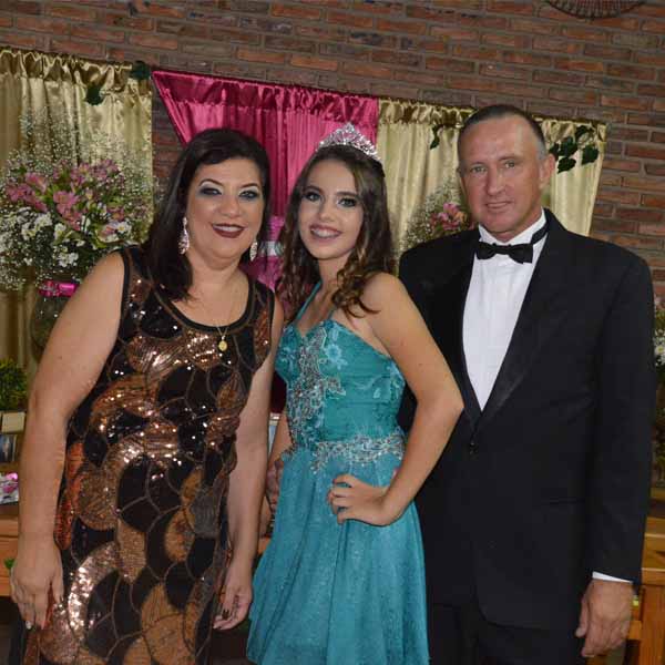 Mariane Cavalari recebe amigos e familiares em sua festa de debutante