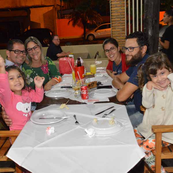 Famílias e amigos se reúnem para saborear as delícias da Dom Pepe Pizzaria