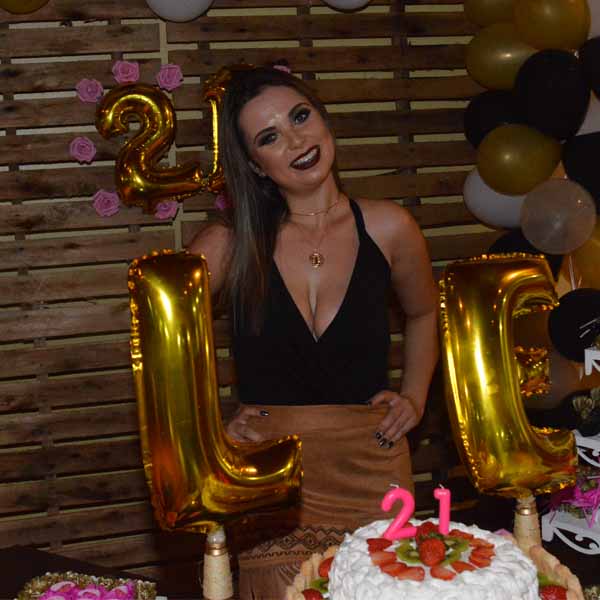 Letícia Cristina festeja a chegada dos seus 21 anos