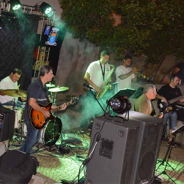 Banda Farol se apresente na Praça Isidoro Baptista