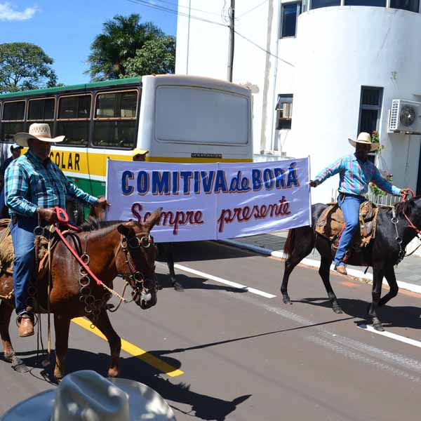 Cavalgada é realizada em comemoração aos 52 anos de Borá