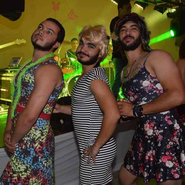 Galera se diverte em festa à fantasia