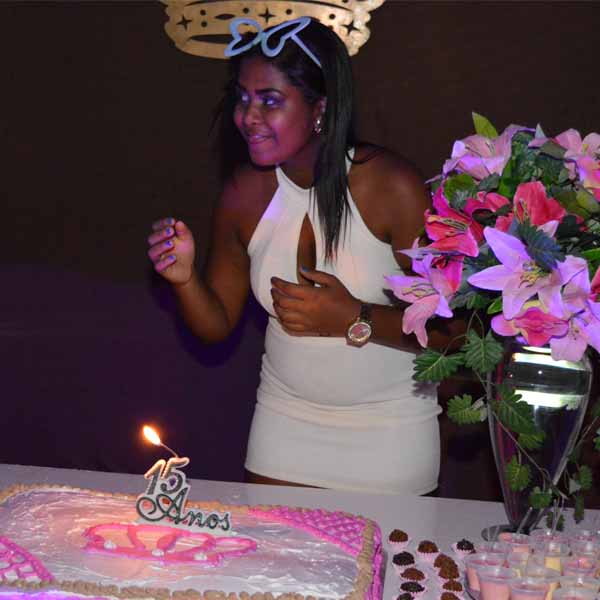 Francieli celebra os seus 15 anos com festa