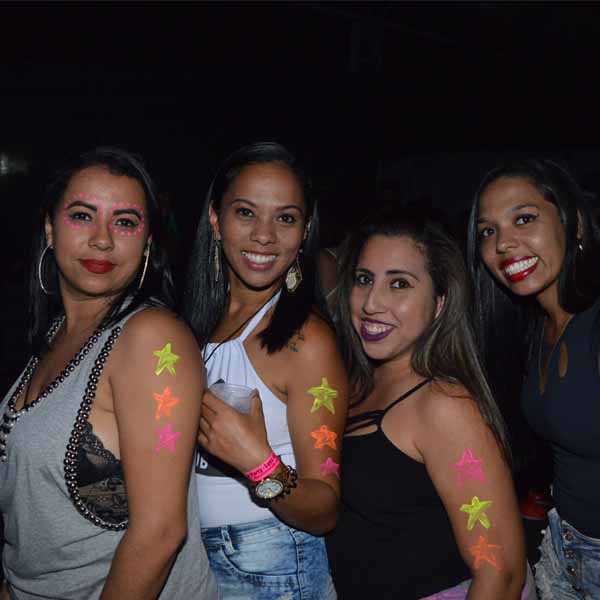 Balada eletrônica diverte galera no último sábado
