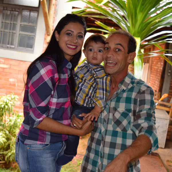 Luiz Eugênio apaga 1ª velinha com festa