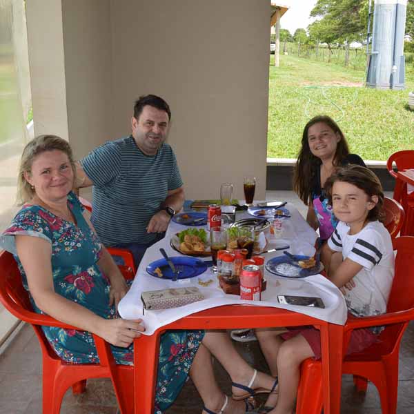 Famílias e amigos se reúnem em almoço no Pesqueiro Dona Maria