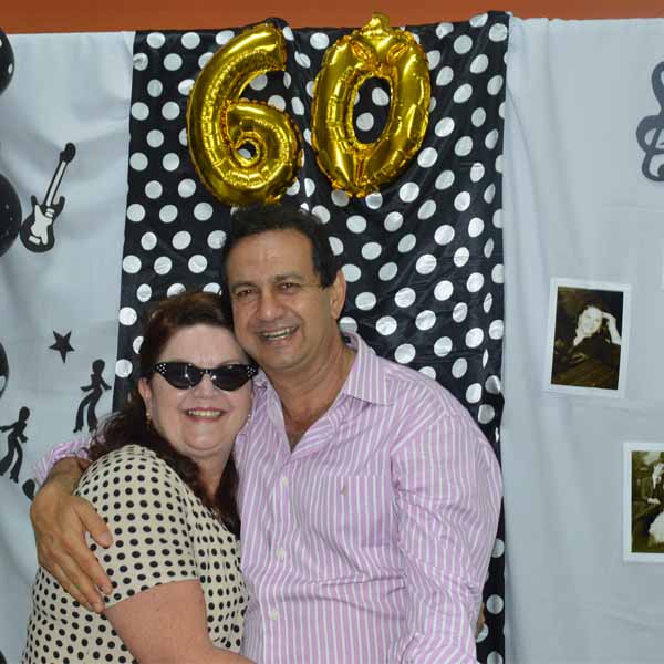 Eliane Affini comemora aniversário ao estilo anos 60