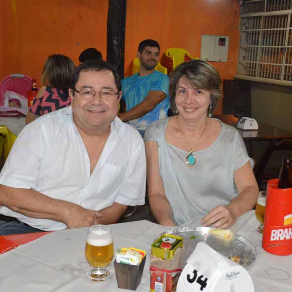 Galera curte noite de sábado ao som de Acústico Hember na Dom Pepe Pizzaria