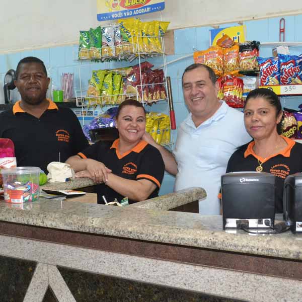 Lanchonete Super Star recebe galera em véspera de feriado