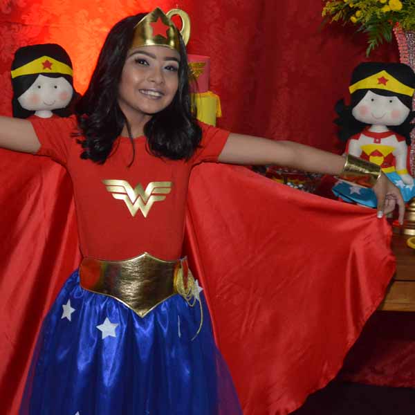 Julia celebra a chegada dos seus 9 anos com festa da Mulher Maravilha