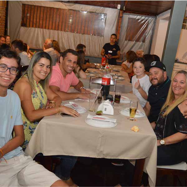 Clientes da Dom Pepe saboreiam a melhor pizza da região ao som de Rodrigo Panda