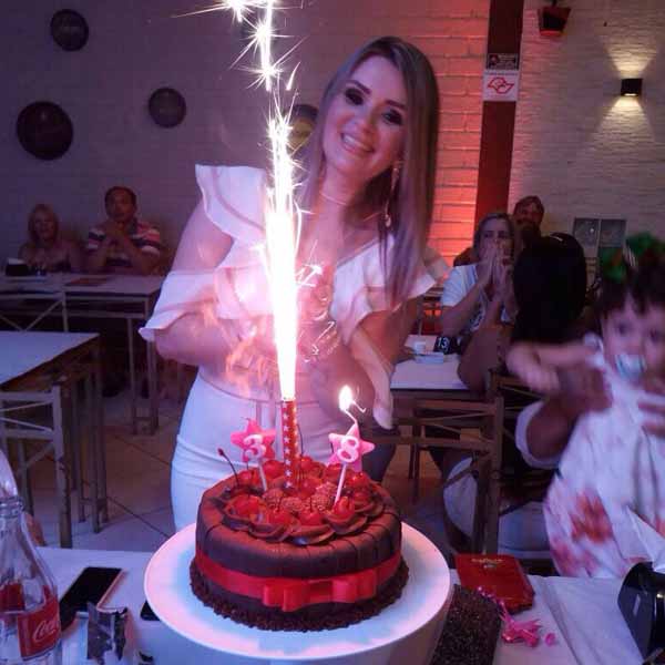 Karina Alvarenga celebra a chegada dos seus 38 anos