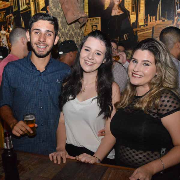 Luis Moreno agita a galera do Jesse James na noite de sábado
