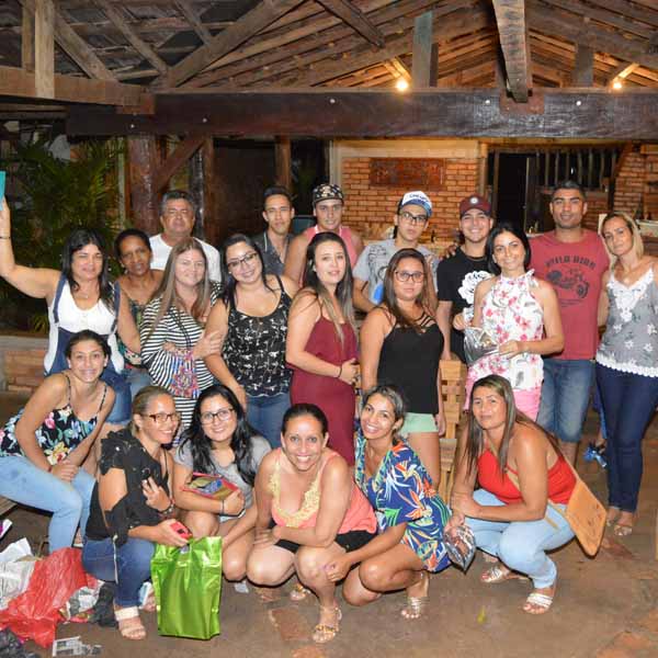 Julia's Buffet reúne equipe para celebração