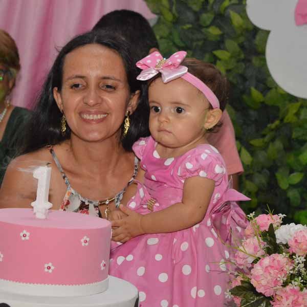 Com festa da Minnie Rosa, Brenda apaga a sua 1ª velinha