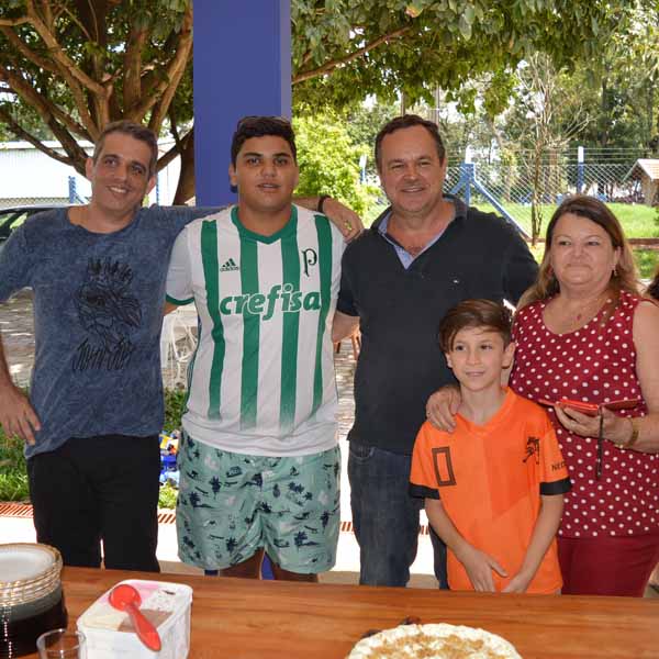 Família Alphonse reúne membros para comemorar aniversários