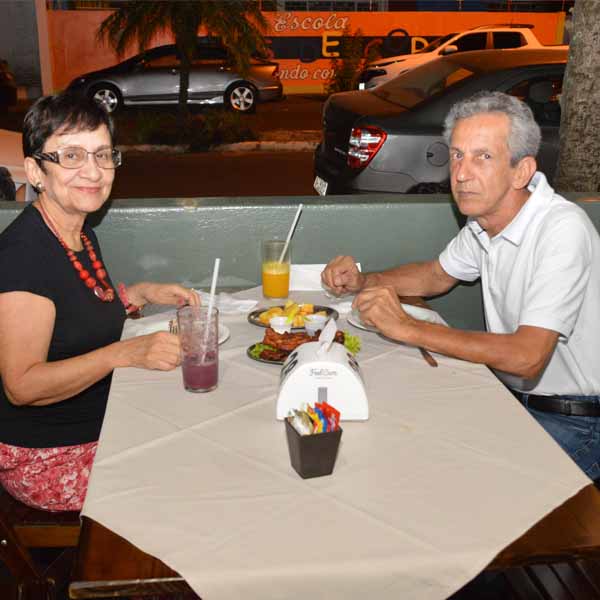 Famílias e amigos se reúnem para saborear a melhor pizza da reigão