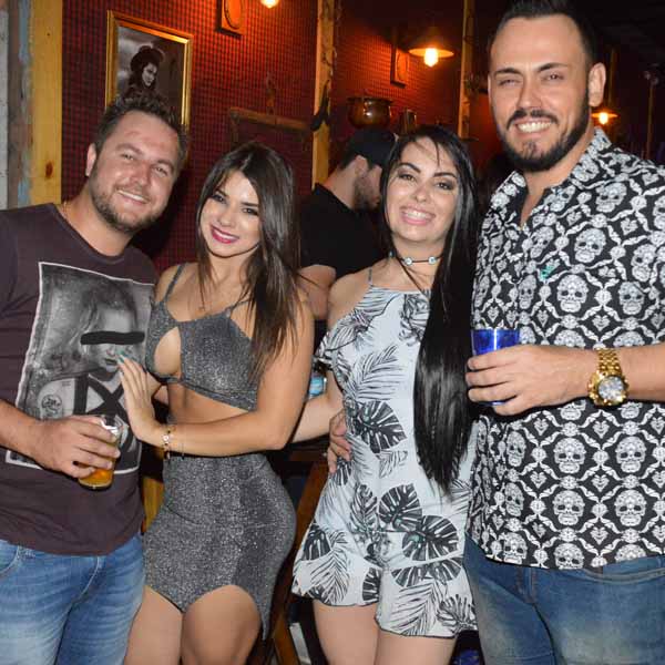 Jesse James agita a galera na noite de sábado