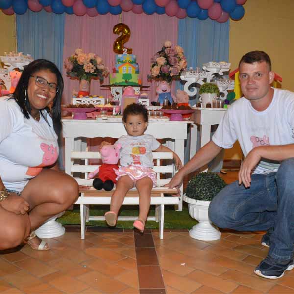 Maria Alice apaga 2ª velinha com festa da Pepa Pig