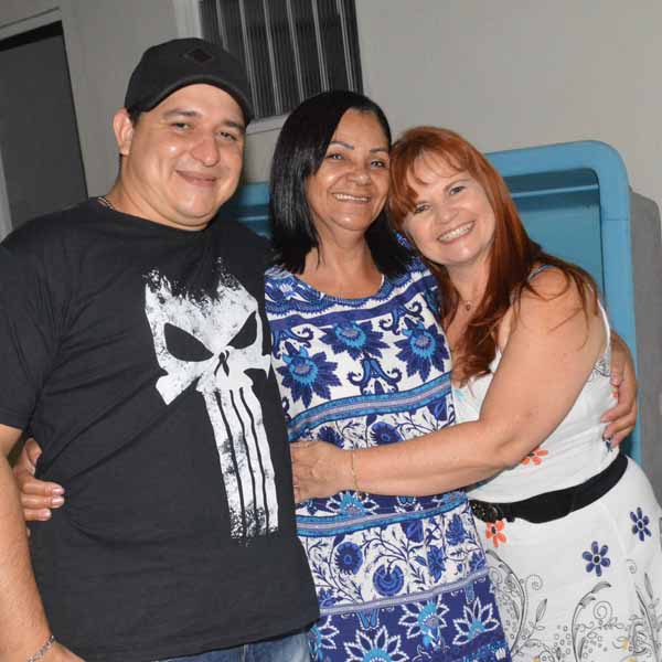 Amigos e familiares celebram o aniversário de Rosângela de Castro
