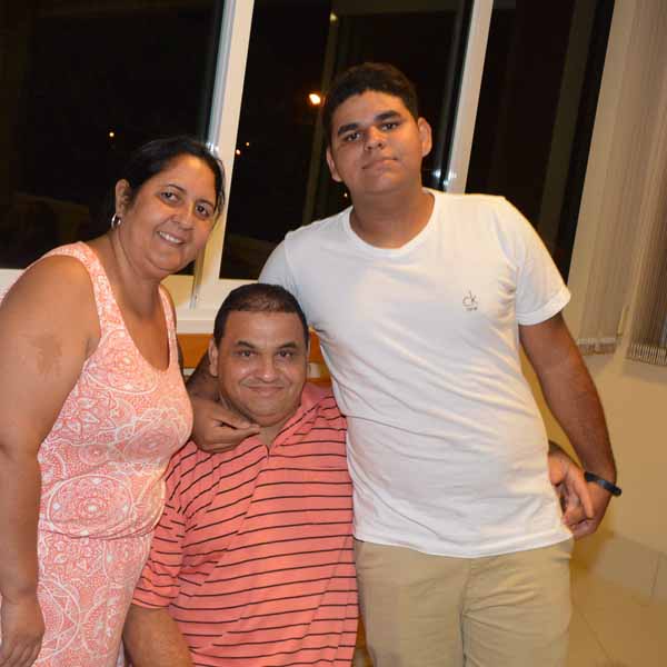 Luis Vitorino reúne amigos para confraternização