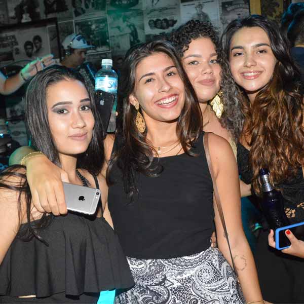 Galera se diverte ao som de Stefany de Goes no Jesse James