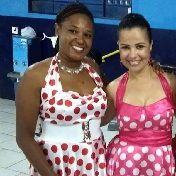 Com festa dos anos 60, irmãs Lucinéia e Luciana comemoram aniversário